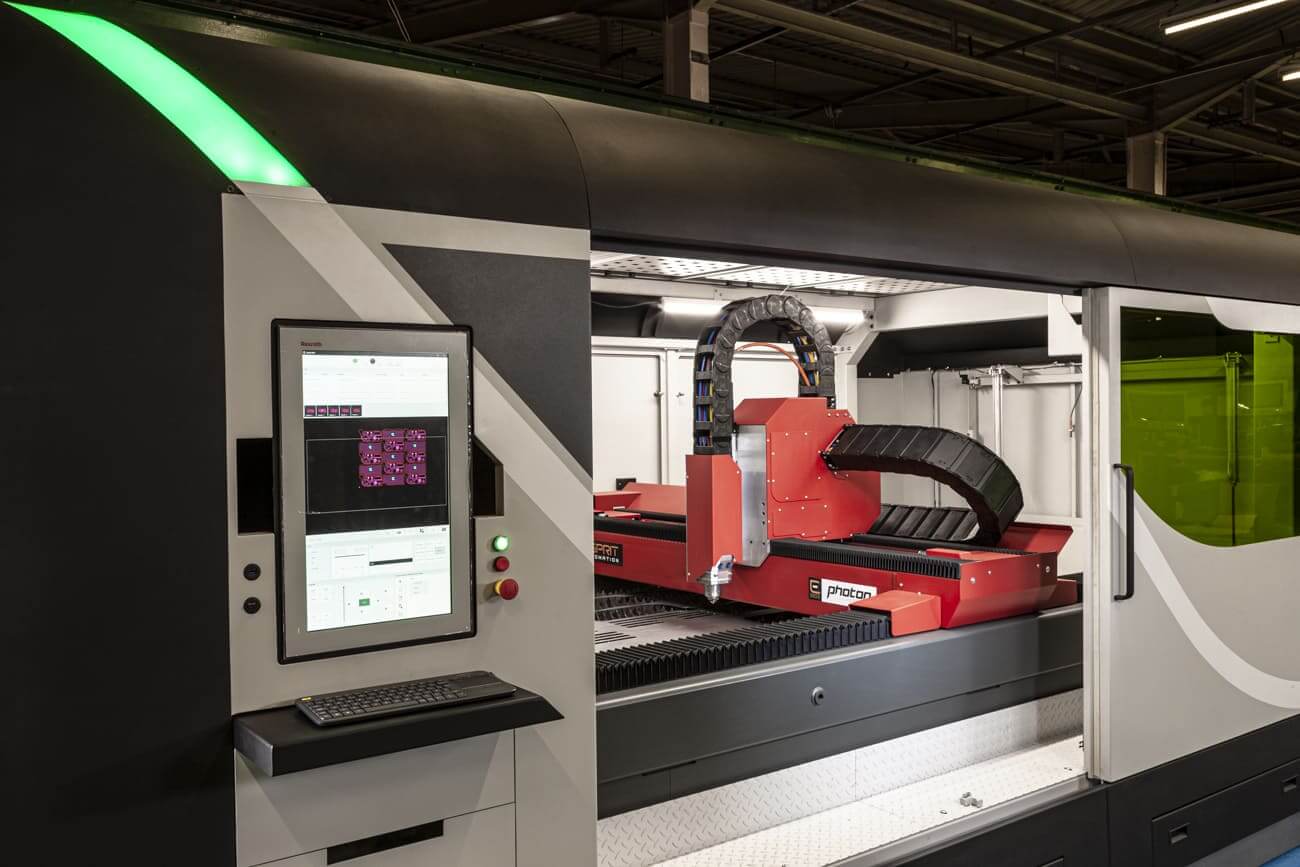 Photon-5G-Fiber-Laser-with-Door-Open Machine de découpe laser à fibre Photon 5G d'Esprit Automation Ltd